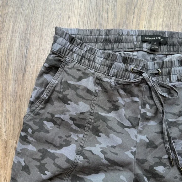 Banana Republic Gray Camouflage Cargo Joggers - Size Small - Picture 8 of 13